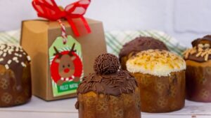 Mini chocotone de Natal recheado com brigadeiro e cobertura de chocolate.