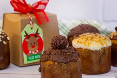 Mini chocotone de Natal recheado com brigadeiro e cobertura de chocolate.