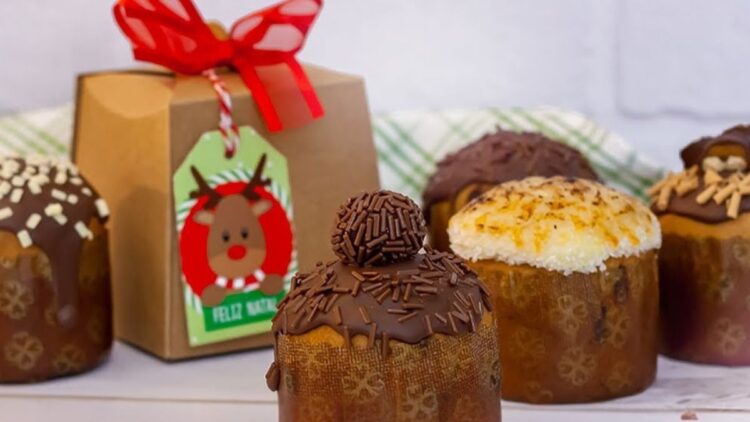 Mini chocotone de Natal recheado com brigadeiro e cobertura de chocolate.