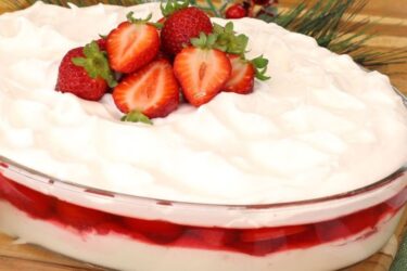 Morango na travessa para o Natal com chantilly e creme de baunilha