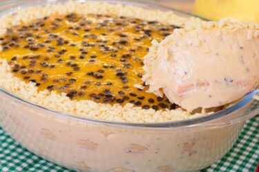 Pavê de maracujá com recheio que não vai ao fogo decorado com geleia brilhante