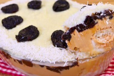 Pavê Olho de Sogra cremoso decorado com ameixas