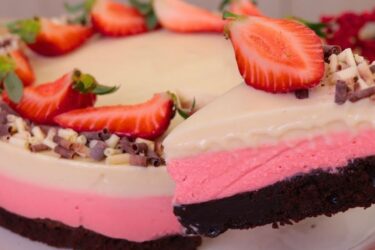 Torta Brownie Napolitana com camadas de mousse de morango e chocolate branco