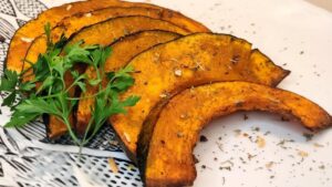 Abóbora assada na AirFryer dourada e temperada