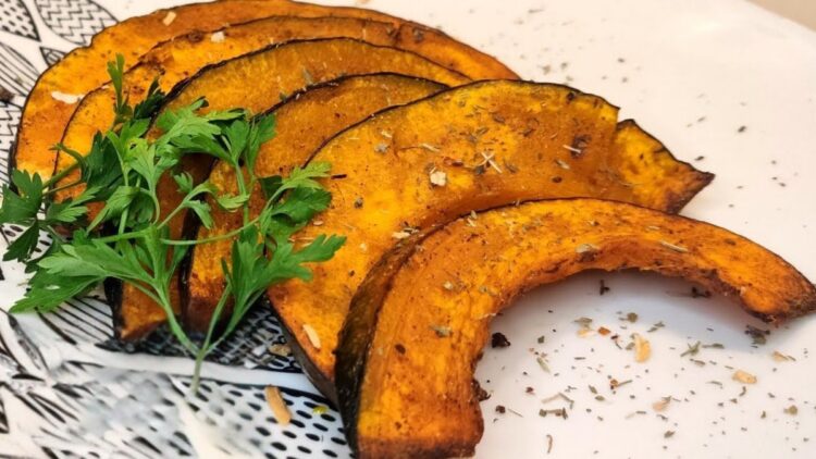 Abóbora assada na AirFryer dourada e temperada