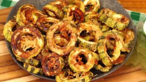 Anéis de abobrinha assados com parmesão dourados no forno