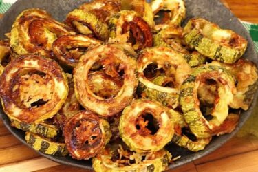 Anéis de abobrinha assados com parmesão dourados no forno