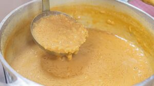 Arroz doce caramelado cremoso servido em tigela