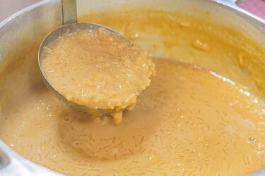 Arroz doce caramelado cremoso servido em tigela