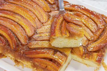 Bolo de banana caramelizada fofinho com bananas douradas