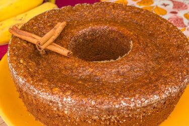 Bolo de banana de liquidificador com aveia fofinho