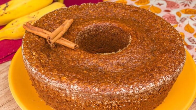 Bolo de banana de liquidificador com aveia fofinho