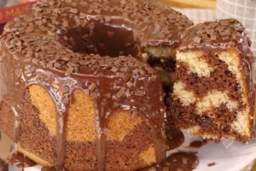 Bolo mesclado sem ovos fofinho com cobertura de chocolate