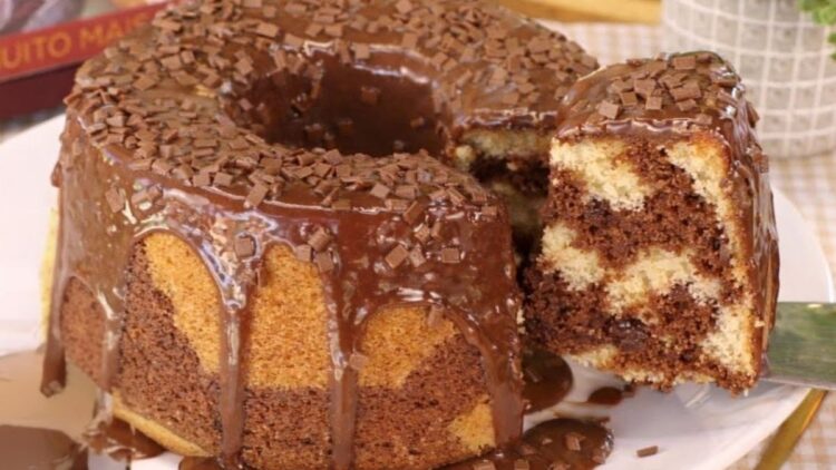 Bolo mesclado sem ovos fofinho com cobertura de chocolate