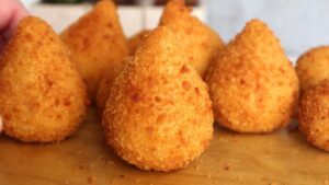 Coxinha com massa de batata dourada e recheio de frango