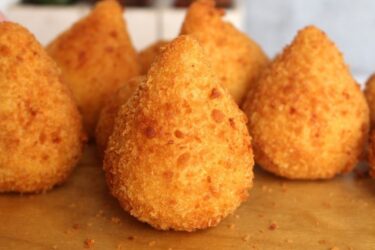 Coxinha com massa de batata dourada e recheio de frango
