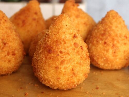 Coxinha com Massa de Batata e Recheio de Frango Cremoso
