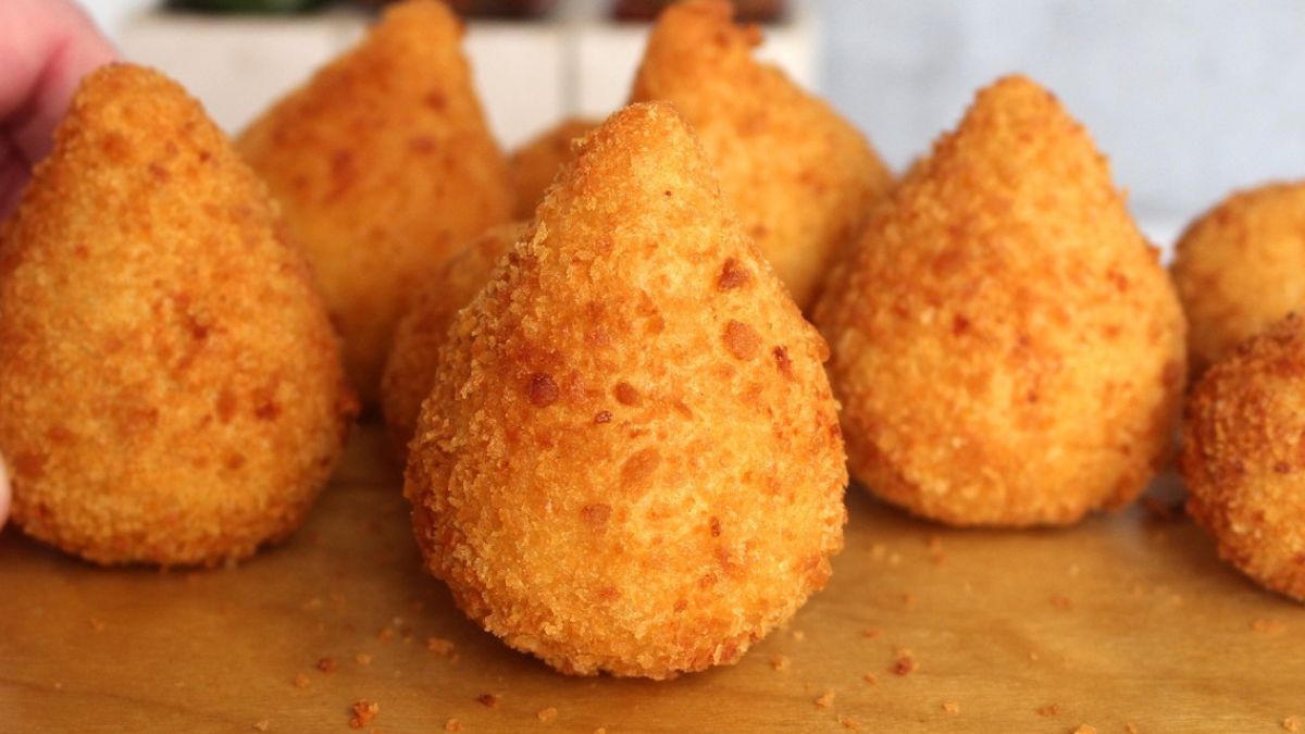 Coxinha com Massa de Batata e Recheio de Frango Cremoso