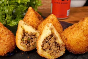 Coxinha com massa de mandioca sem farinha dourada e crocante