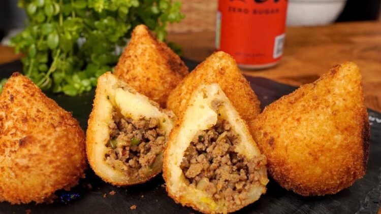 Coxinha com massa de mandioca sem farinha dourada e crocante