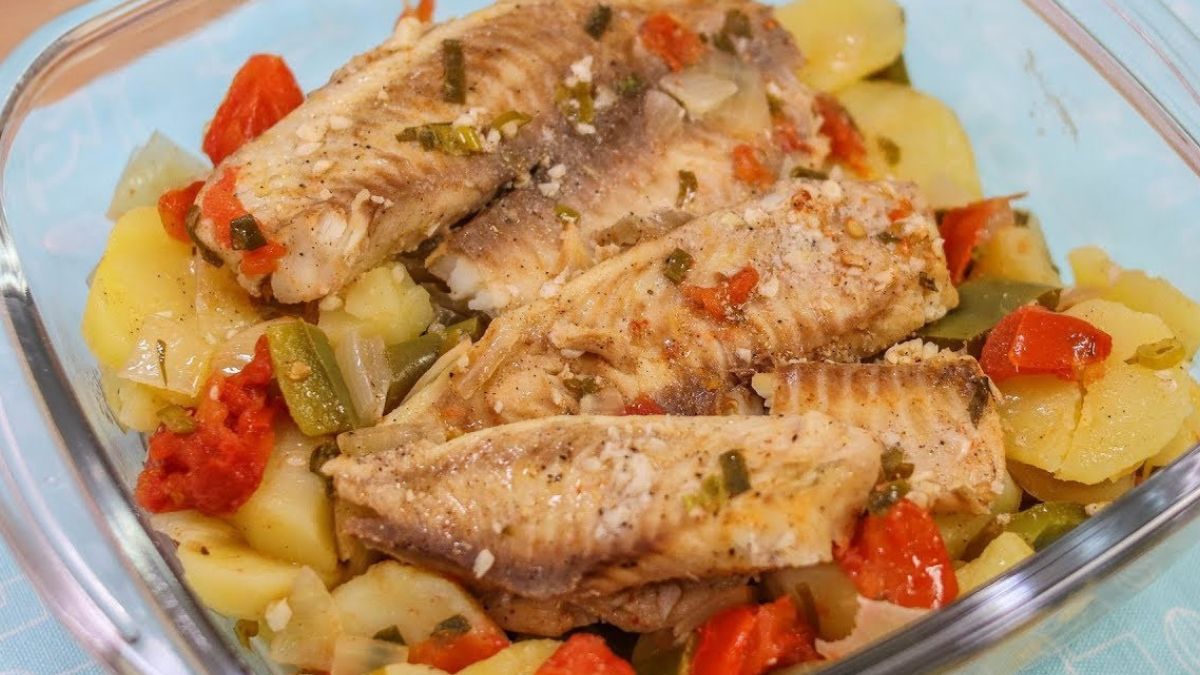 Filé de Tilápia Assado com Batatas Simples e Suculento 1 Filé de Tilápia Assado com Batatas Simples e Suculento