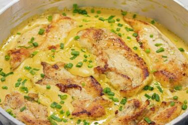 Peito de frango ao molho de mostarda servido na panela