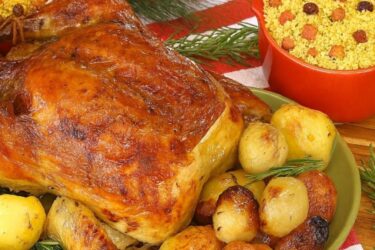 Frango assado recheado com farofa dourado no forno