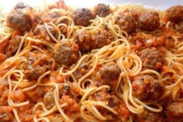 Macarrão com almôndegas ao molho vermelho servido no prato