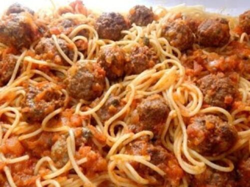 Macarrão com Almôndegas Caseiro Simples e Saboroso