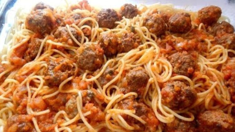 Macarrão com almôndegas ao molho vermelho servido no prato