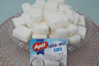 Maria mole de caixinha apti cortada em pedaços com coco ralado