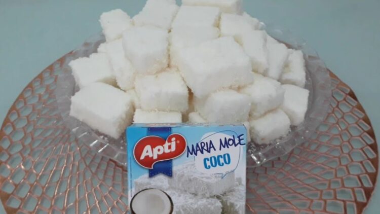 Maria mole de caixinha apti cortada em pedaços com coco ralado