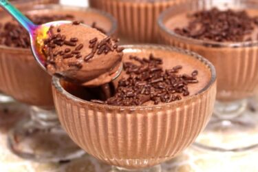 Mousse de chocolate de liquidificador cremosa e gelada