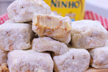 Pé de moça de leite Ninho cortado em quadradinhos e polvilhado com leite em pó