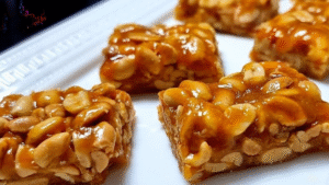 Pé de moleque tradicional com apenas 3 ingredientes cortado em pedaços