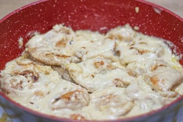 Peito de frango cremoso ao molho branco servido na panela