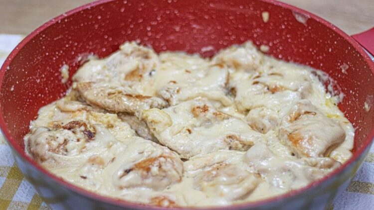 Peito de frango cremoso ao molho branco servido na panela