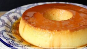 Pudim de leite em pó cremoso com calda de caramelo