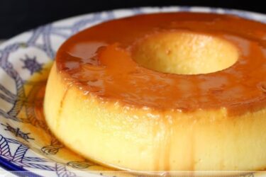 Pudim de leite em pó cremoso com calda de caramelo