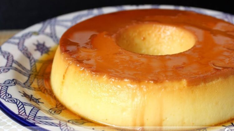 Pudim de leite em pó cremoso com calda de caramelo