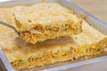 Torta de frango de liquidificador dourada e cortada em pedaços