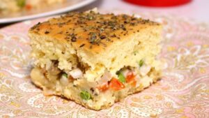 Torta de palmito caseira dourada e cremosa