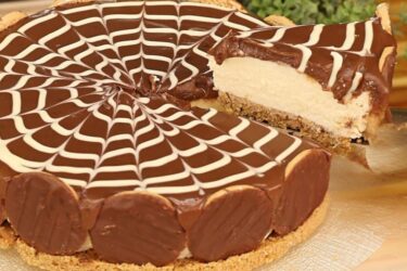 Torta holandesa cremosa com ganache de chocolate