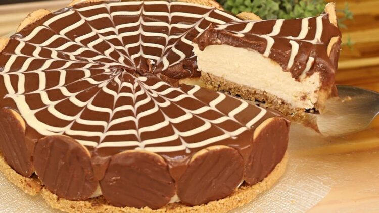 Torta holandesa cremosa com ganache de chocolate
