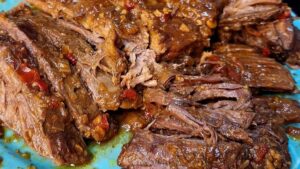 Carne de panela bem temperada feita na panela de pressão com molho encorpado