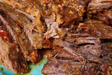 Carne de panela bem temperada feita na panela de pressão com molho encorpado