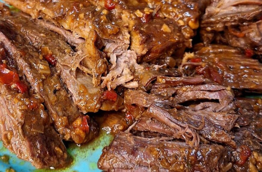 Saiba quais são as melhores carnes para cozinhar na panela de pressão 9 Carne de panela bem temperada feita na panela de pressão com molho encorpado