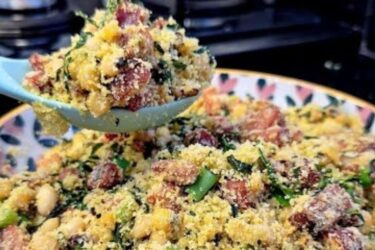 Dicas de Mãe Para um feijão tropeiro ainda mais saboroso, o segredo é não exagerar na farinha e usar o feijão apenas al dente. Assim, ele fica soltinho, úmido e com todos os sabores bem equilibrados. Se quiser, dá para acrescentar ovos mexidos ou trocar o feijão-fradinho pelo carioca cozido. Agora que você aprendeu a como fazer Feijão Tropeiro Simples e Gostoso, veja também: – Arroz Carreteiro Fácil – Farofa Completa com Bacon – Feijão Temperado Tradicional – Vinagrete Simples para Churrasco Esse Feijão Tropeiro Simples e Gostoso ganhou seu coração? Se você adorou essa receita, confira outras delícias no Receitinhas de Mãe ! Não se esqueça de nos seguir também no Facebook e no Pinterest para mais ideias deliciosas!