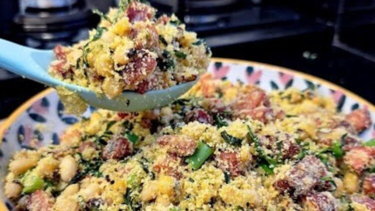 Dicas de Mãe Para um feijão tropeiro ainda mais saboroso, o segredo é não exagerar na farinha e usar o feijão apenas al dente. Assim, ele fica soltinho, úmido e com todos os sabores bem equilibrados. Se quiser, dá para acrescentar ovos mexidos ou trocar o feijão-fradinho pelo carioca cozido. Agora que você aprendeu a como fazer Feijão Tropeiro Simples e Gostoso, veja também: – Arroz Carreteiro Fácil – Farofa Completa com Bacon – Feijão Temperado Tradicional – Vinagrete Simples para Churrasco Esse Feijão Tropeiro Simples e Gostoso ganhou seu coração? Se você adorou essa receita, confira outras delícias no Receitinhas de Mãe ! Não se esqueça de nos seguir também no Facebook e no Pinterest para mais ideias deliciosas!