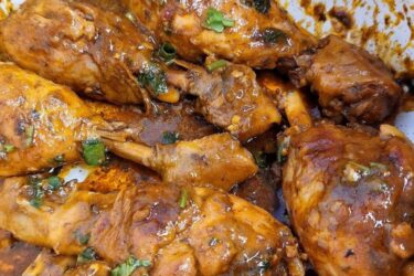 Frango na panela de pressão com molho grosso e bem temperado